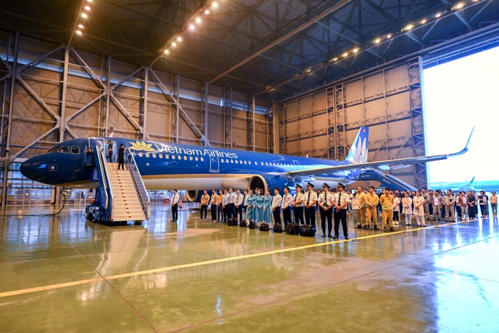 1-Vietnam Airlines tổ chức buổi diễn tập quy trình thoát hiểm khẩn nguy thực binh với máy bay Airbus A320.jpg