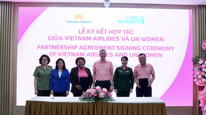 Ảnh 1. Vietnam Airlines và UN Women ký kết thỏa thuận hợp tác, cam kết thúc đẩy bình đẳng giới tại Việt Nam.JPG