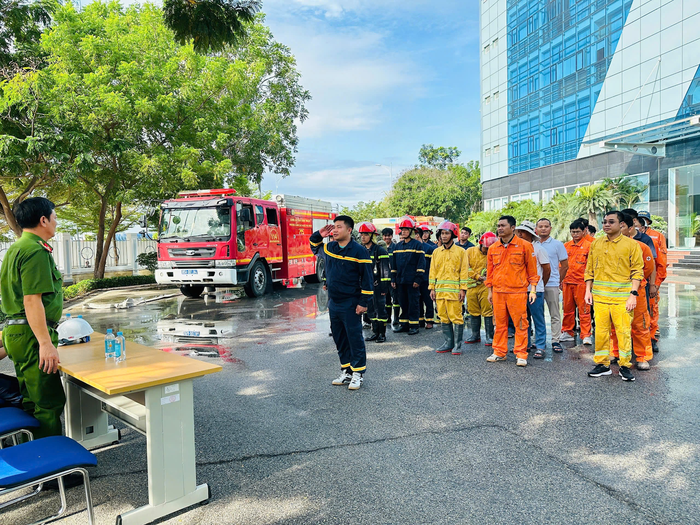 Lực lượng tại chỗ và chuyên nghiệp tham gia diễn tập.