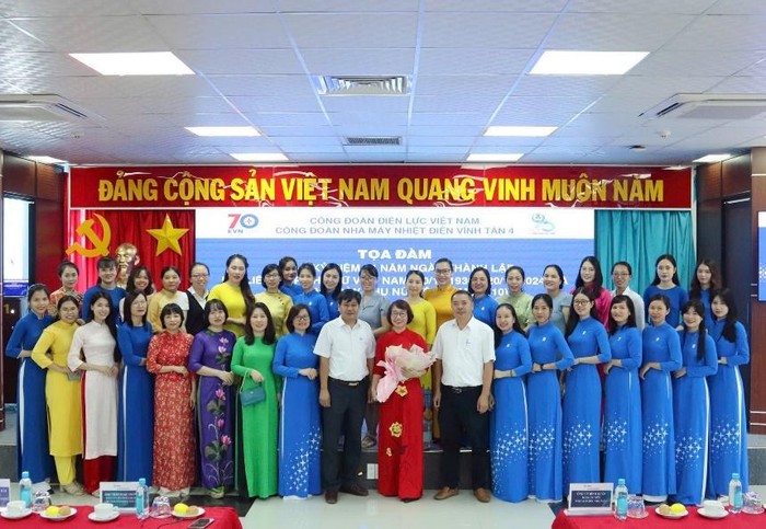 Ban lãnh đạo nhà máy chụp ảnh lưu niệm cùng tập thể nữ cán bộ công nhân viên Vĩnh Tân 4.