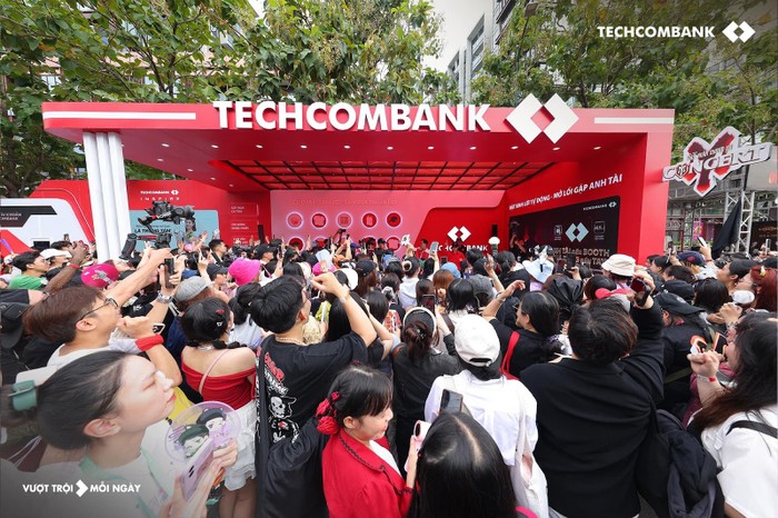 Khán giả có trải nghiệm bất ngờ và náo nhiệt tại booth Techcombank.