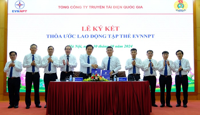 Tổng giám đốc EVNNPT Phạm Lê Phú và Chủ tịch Công đoàn EVNNPT Trịnh Tuấn Sơn ký thỏa ước lao động tập thể trước sự chứng kiến của Chủ tịch Công đoàn Điện lực Việt Nam và lãnh đạo EVNNPT.