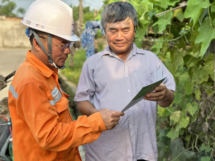 Cán bộ công nhân viên Điện lực Lộc Hà tuyên truyền tới tận hộ dân các quy định về hành lang an toàn lưới điện.