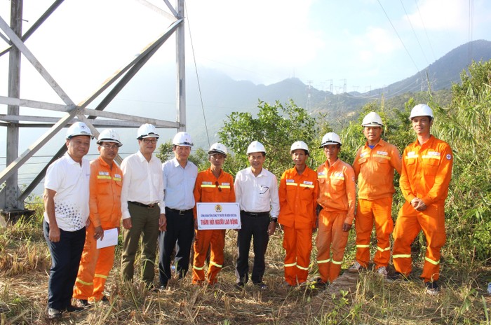 Ông Trịnh Tuấn Sơn – Chủ tịch Công đoàn EVNNPT thăm hỏi tặng quà người lao động Đội TTĐ Cẩm Lệ (Đà Nẵng).