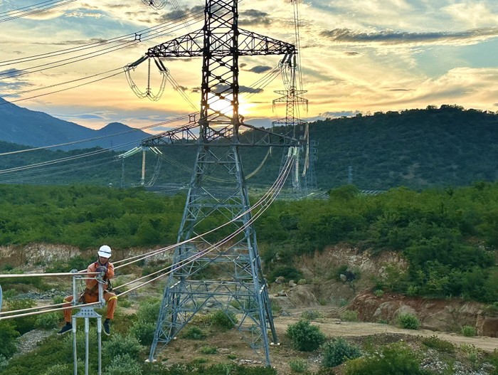 Kiểm tra dây dẫn, phụ kiện đường dây 500kV 575Vân Phong - 573Thuận Nam, tại xã Phước Minh, huyện Thuận Nam.