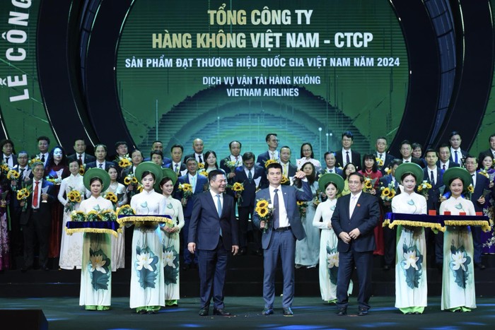 1-Vietnam Airlines nhận giải thưởng _Sản phẩm đạt Thương hiệu quốc gia 2024”.jpg