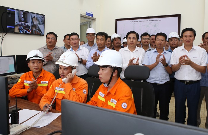 Lãnh đạo EVNNPT chứng kiến thời khắc đóng điện Trạm biến áp 500kV Thanh Hóa vào ngày 28/6/2024.