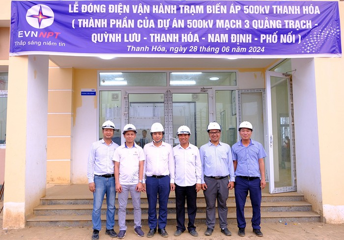 Lãnh đạo EVNNPT cùng các kỹ sư thuộc các Ban chuyên môn của EVNNPT tham gia tăng cường cho Dự án Trạm biến áp 500kV Thanh Hóa chụp ảnh lưu niệm sau khi Dự án đóng điện thành công.