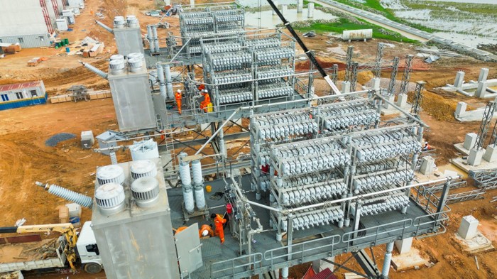 Các kỹ sư của EVNNPT tham gia lắp đặt, thí nghiệm thiết bị tại TBA 500kV Thanh Hóa.