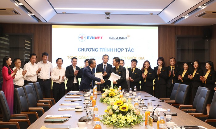 Ông Trần Thế Hùng - Giám đốc NPTPMB và ông Đào Đức Vĩnh San, Giám đốc BAC A BANK Chi nhánh Đồng Nai ký kết hợp đồng tài trợ Dự án Lắp máy biến áp 500kV - 900MVA thứ 2 và máy biến áp 220 kV - 250MVA thứ 2 trạm biến áp 500kV Chơn Thành trước sự chứng kiến của lãnh đạo 2 bên.