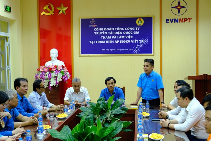 Ông Phạm Văn Nguyên, Phó giám đốc, Chủ tịch Công đoàn cơ sở thành viên Truyền tải điện Tây Bắc phát biểu cảm ơn các cấp Công đoàn EVN động viên cán bộ công nhân viên tại đơn vị.