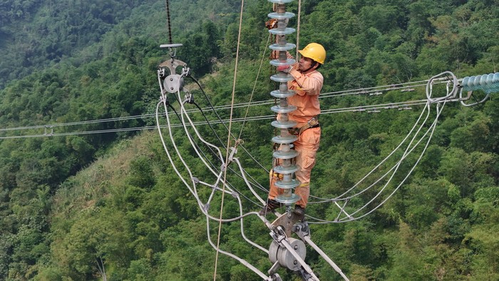 Thay sứ tại vị trí 354, ĐZ 500kV Sơn La - Hòa Bình.