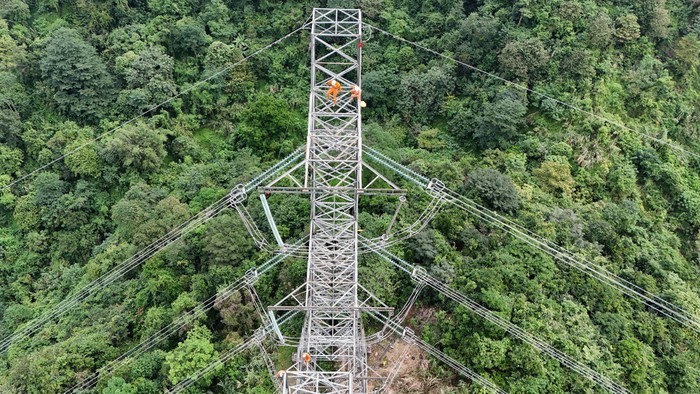 Thi công tại vị trí cột 365 ĐZ 500kV Sơn La - Hòa Bình.