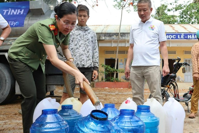 Tân Hiệp Phát mang những giọt nước nghĩa tình vượt hàng trăm cây số tiếp sức người dân miền Tây vượt qua hạn mặn.