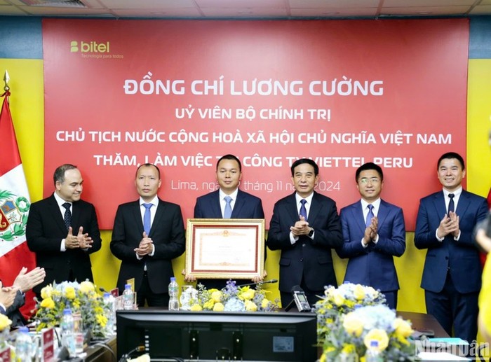 Đại tướng Phan Văn Giang, Bộ trưởng Quốc phòng trao Bằng khen của Thủ tướng Chính phủ cho Công ty Bitel.