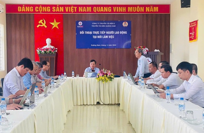 Ông Lê Đình Chiến – Bí thư Đảng ủy, Giám đốc PTC2 đối thoại trực tiếp với người lao động tại Truyền tải điện Quảng Nam.