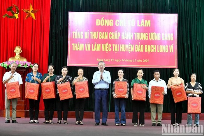 Tổng Bí thư trao quà tặng nhân dân huyện đảo Bạch Long Vĩ.