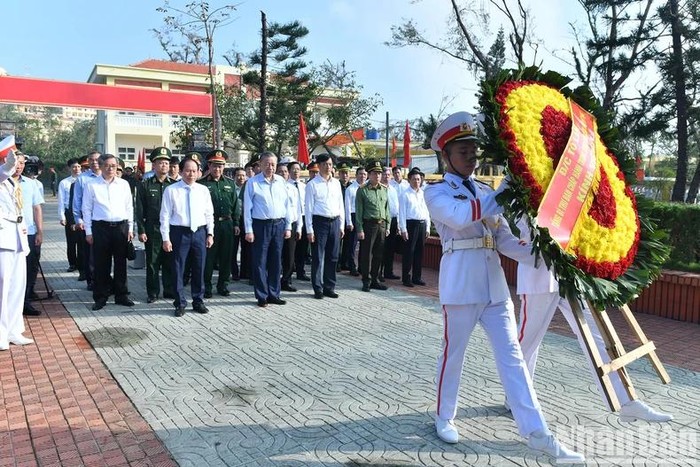 Tổng Bí thư Tô Lâm với các đại biểu dâng hoa tại Đài tưởng niệm các Anh hùng, Liệt sĩ huyện đảo Bạch Long Vĩ.