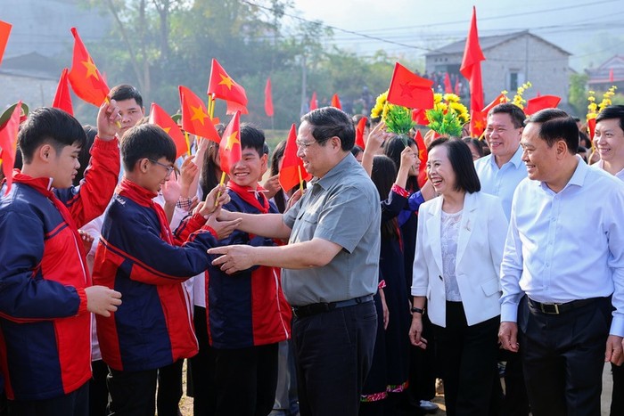 Thủ tướng ân cần thăm hỏi, trò chuyện với bà con, các cháu thiếu nhi dự Ngày hội. Ảnh: VGP/Nhật Bắc