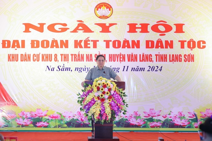 Thủ tướng mong muốn và tin tưởng, các cấp ủy đảng, chính quyền và toàn thể bà con tiếp tục thực hiện tốt các chủ trương, đường lối của Đảng, chính sách, pháp luật của Nhà nước, phát huy truyền thống cách mạng, bản sắc văn hóa dân tộc... quyết tâm phấn đấu xây dựng quê hương ngày càng phát triển, giàu đẹp và văn minh. Ảnh: VGP/Nhật Bắc