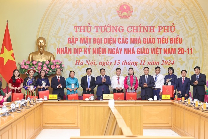 Thủ tướng Phạm Minh Chính, Phó Thủ tướng Lê Thành Long, Bộ trưởng Bộ Giáo dục và Đào tạo Nguyễn Kim Sơn, Chủ nhiệm ủy ban Văn hóa, Giáo dục của Quốc hội Nguyễn Đắc Vinh và các nhà giáo tiêu biểu. Ảnh VGP/Nhật Bắc