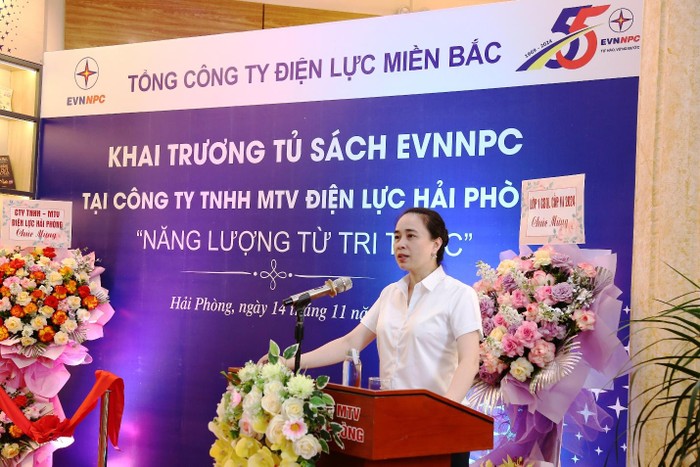 Bà Đỗ Nguyệt Ánh - Bí thư Đảng ủy, Chủ tịch Hội đồng thành viên EVNNPC phát biểu tại lễ khai trương tủ sách EVNNPC tại Công ty TNHH MTV Điện lực Hải Phòng.