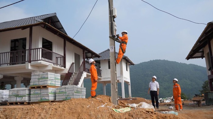 Công nhân điện lực Bảo Yên thực hiện đấu dây sau công tơ.