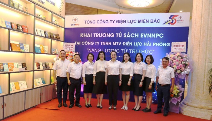 Các đại biểu chụp hình lưu niệm tại không gian sách mới khai trương.