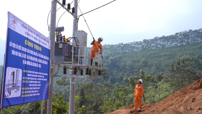 Đóng điện thành công cấp điện tái thiết cho thôn Làng Nủ.