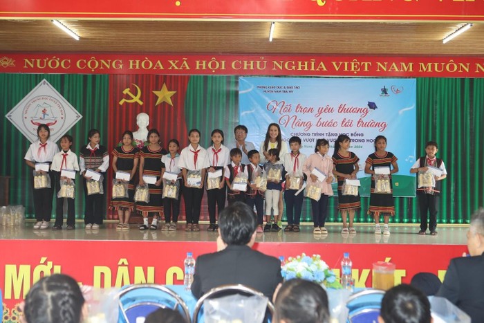 Thầy Võ Đăng Thuận – Trưởng phòng Giáo dục và Đào tạo huyện Nam Trà My cùng Vũ Phương Thanh – Đại sứ thương hiệu Number 1 trao học bổng cho các em học sinh.