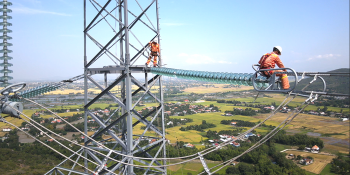 Thay cách điện vỡ tại vị trí 49 đường dây 500kV Vân Phong - Thuận Nam.