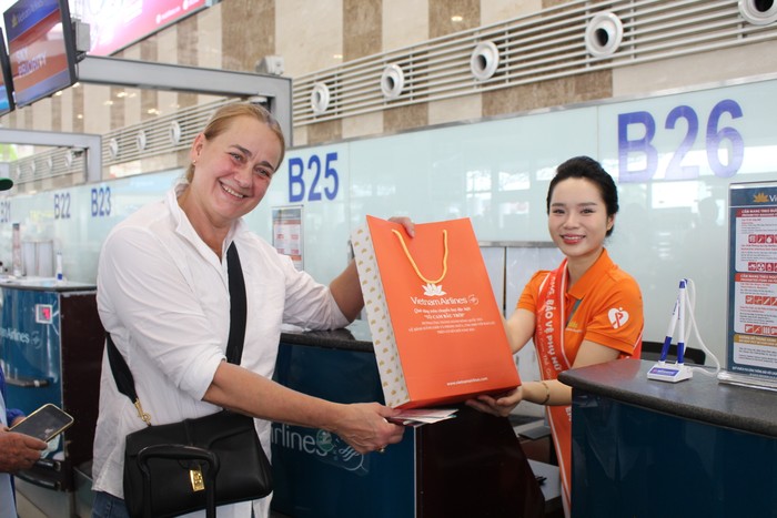 Ảnh 1_ Khách nước ngoài hào hứng check-in với món quà của sự kiện.jpeg