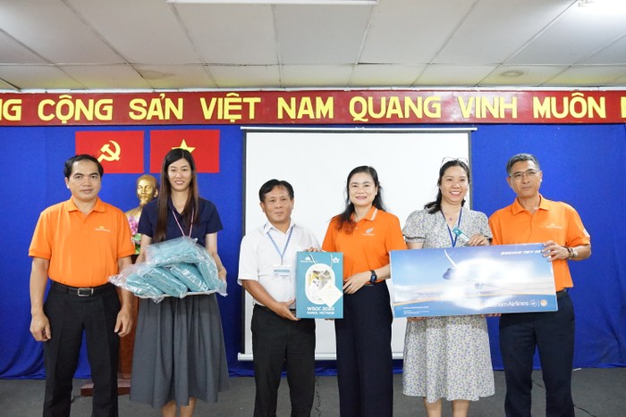 Ảnh 6_ Đại diện Vietnam Airlines tặng quà tại nhà tạm lánh.jpeg