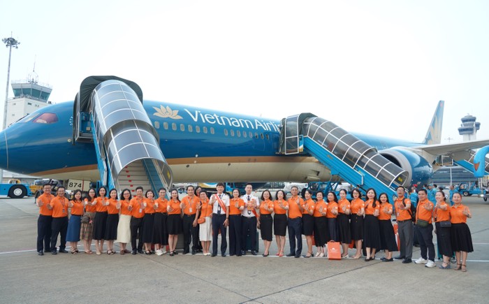 Ảnh 7_ Chuyến bay “Tô cam” là hoạt động Vietnam Airlines hưởng ứng chiến dịch của UN Women phát động để kêu gọi đoàn kết hành động chấm dứt bạo lực trên cơ sở giới.jpeg