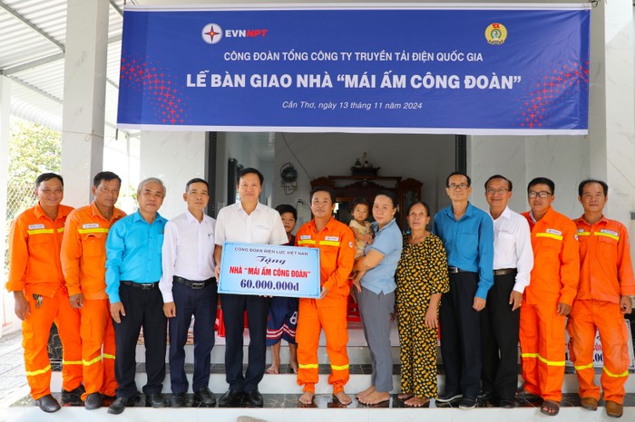 Ông Trịnh Tuấn Sơn, Ủy viên Ban Thường vụ Công đoàn Điện lực Việt Nam trao số tiền hỗ trợ cho gia đình anh Dương Thanh Nhơn, công nhân Đội Truyền tải điện Ninh Kiều.