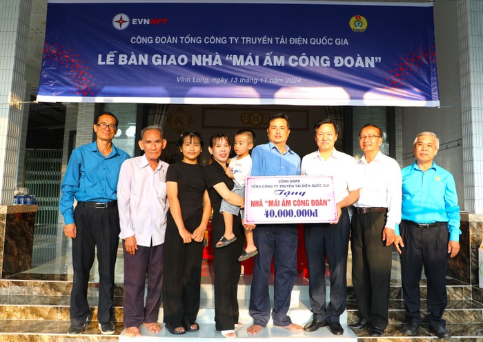 Ông Trịnh Tuấn Sơn, Chủ tịch Công đoàn EVNNPT trao số tiền hỗ trợ cho gia đình anh Nguyễn Hoàng Nghỉ, nhân viên bảo vệ Trạm biến áp 500kV Sông Hậu.