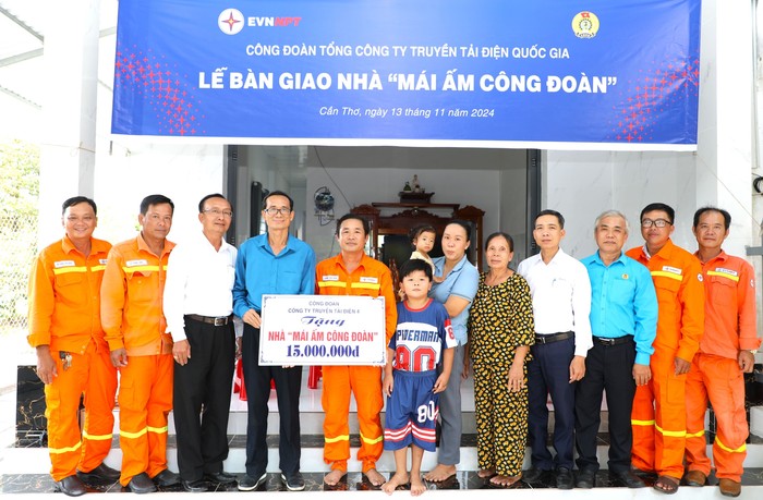 Ông Nguyễn Phương Nam, Chủ tịch Công đoàn cùng Ban Chấp hành Công đoàn PTC4 trao số tiền hỗ trợ cho gia đình anh Dương Thanh Nhơn, công nhân Đội Truyền tải điện Ninh Kiều.