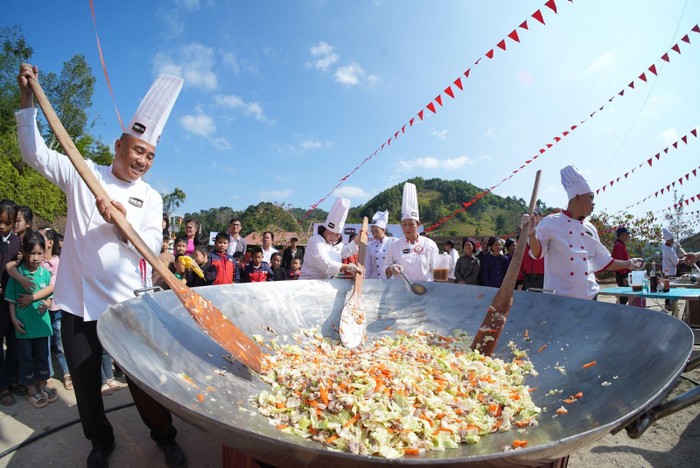 Chảo thịt lợn xào rau củ với đường kính 2 mét được thực hiện bởi các nghệ nhân đầu bếp chuyên nghiệp.