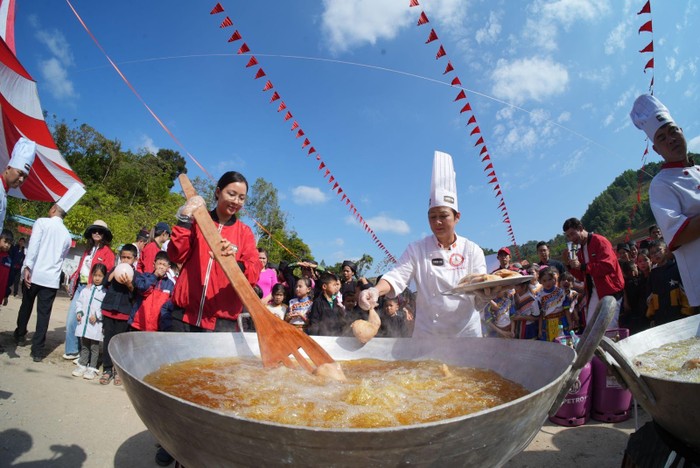 Chảo chiên hàng trăm đùi gà vàng ruộm