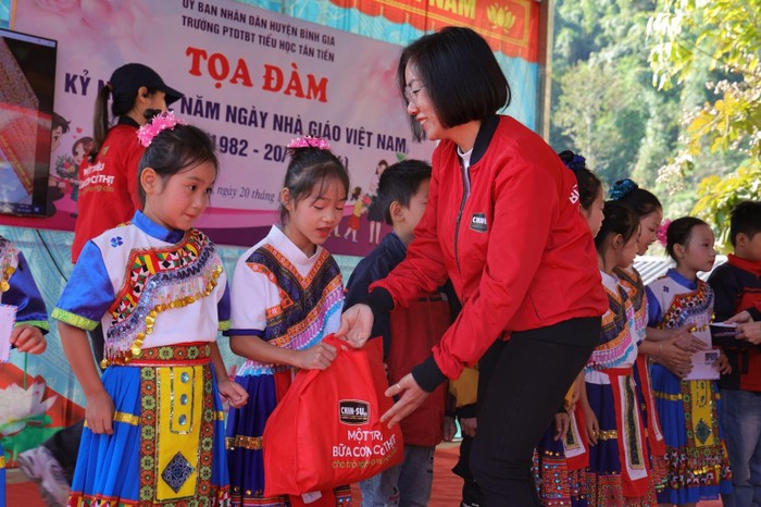 Hình ảnh đại diện nhãn hàng CHIN-SU trao quà tặng các em học sinh Trường Tiểu học Tân Tiến, Bản Pe, Lạng Sơn trong ngày 20/11.