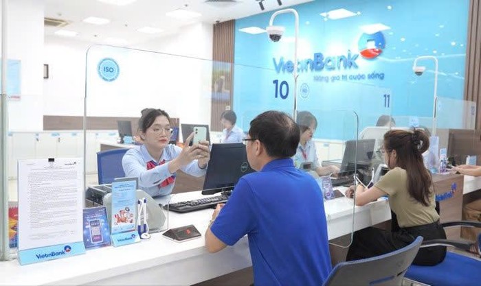 Cán bộ VietinBank hướng dẫn khách hàng xác thực sinh trắc học.