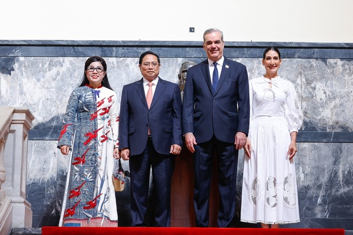 Thủ tướng Phạm Minh Chính và Phu nhân đến Phủ Tổng thống Cộng hoà Dominica, nơi Tổng thống Luis Rodolfo Abinader Corona và Phu nhân đã chờ sẵn. Hai nhà lãnh đạo và hai Phu nhân vui mừng gặp nhau lần đầu tiên tại Cộng hoà Dominica. Ảnh: VGP/Nhật Bắc