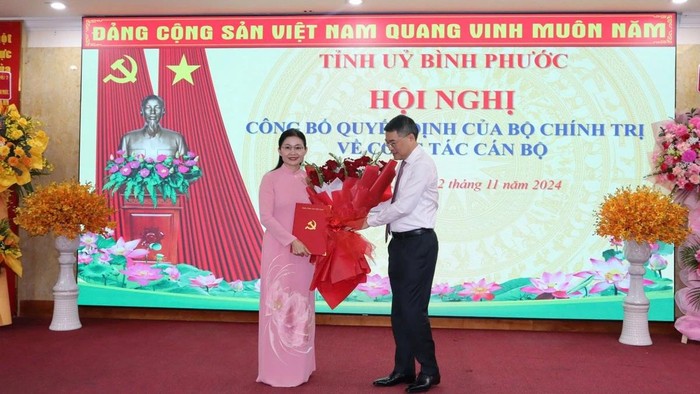 Ủy viên Bộ Chính trị, Bí thư Trung ương Đảng, Trưởng Ban Tổ chức Trung ương Lê Minh Hưng trao quyết định và hoa chúc mừng bà Tôn Ngọc Hạnh (ảnh: ĐC)