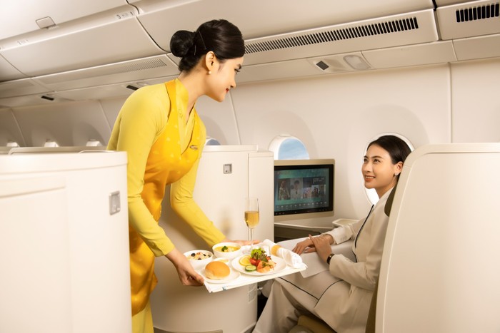 3-Dịch vụ của Vietnam Airlines không chỉ mang tới trải nghiệm tiện nghi, hiện đài mà còn mang đậm dấu ấn văn hóa Việt Nam.jpg