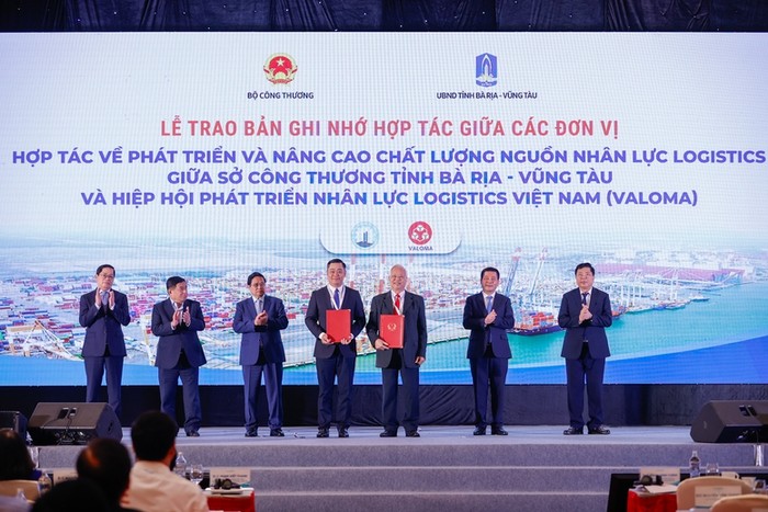 Thủ tướng chứng kiến trao hợp tác về phát triển và nâng cao chất lượng nguồn nhân lực logistics giữa Sở Công Thương tỉnh Bà Rịa-Vũng Tàu và Hiệp hội Phát triển nhân lực Logistics Việt Nam (VALOMA). Ảnh: VGP/Nhật Bắc