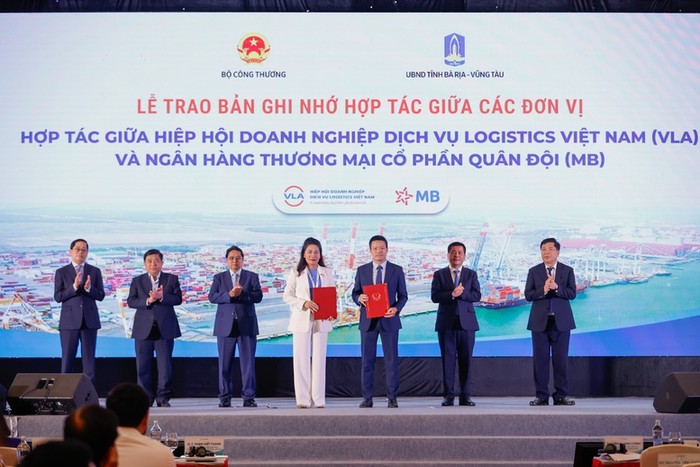 Thủ tướng chứng kiến trao hợp tác giữa Hiệp hội Doanh nghiệp dịch vụ Logistics Việt Nam (VLA) và Ngân hàng Thương mại Cổ phần Quân đội (MB). Ảnh: VGP/Nhật Bắc