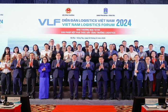 Thủ tướng cùng các đại biểu tại Diễn đàn Logistics Việt Nam năm 2024. Ảnh: VGP/Nhật Bắc