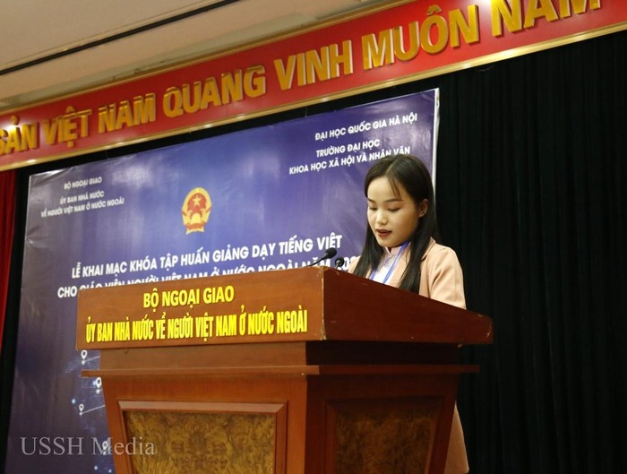 Chị Hiền Ni Sả - Giáo viên Trường Song ngữ Lào - Việt Nam Nguyễn Du (Lào) chia sẻ kỳ vọng được nâng cao năng lực giảng dạy, học hỏi thêm về các phương pháp sư phạm hiện đại, cách sử dụng giáo trình và tài liệu một cách linh hoạt để truyền cảm hứng cho học sinh khi tham gia khoá tập huấn.