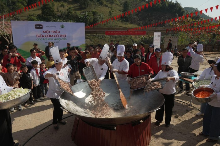 Hình ảnh các bé háo hức với hoạt động “Chảo có thịt đặc biệt” do CHIN-SU phối hợp cùng Quỹ Trò nghèo vùng cao và Hội đầu bếp Việt Nam mang đến trong ngày tết thầy cô 20/11 tại Trường Phổ thông Dân tộc Bán trú Tiểu học Tân Tiến, thôn Bản Pe, xã Yên Lỗ, thị trấn Bình Gia, Lạng Sơn.