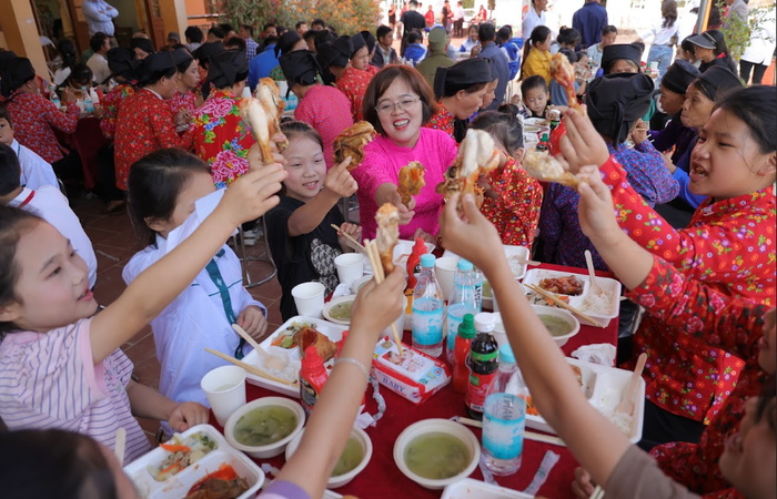 Mỗi bữa cơm không chỉ là sự no đủ mà còn là sự ấm áp, thắp lên trong lòng các em niềm hy vọng về một tương lai tươi sáng.